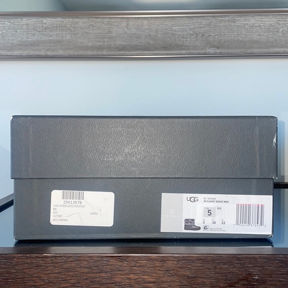 Brand new in box black classic mini berge boot. Water resistant ugg! - Picture 7 of 7